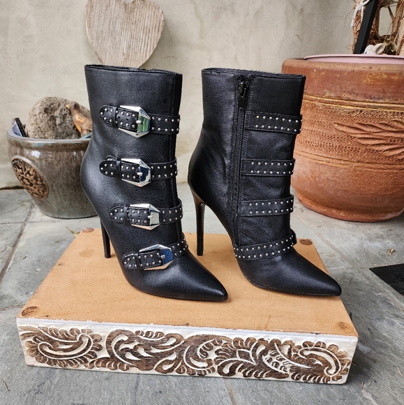 Sassy & Sexy Steve Madden Black Leather Booties - Picture 8 of 12